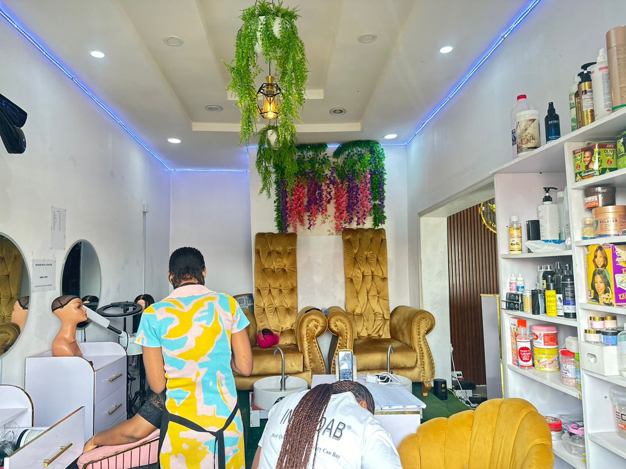 DE'LUCK Unisex Salon & Spa